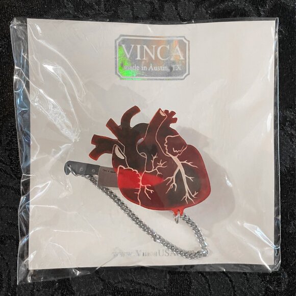 Vinca Heart of Aghast Brooch - Frosted Red - Picture 6 of 8
